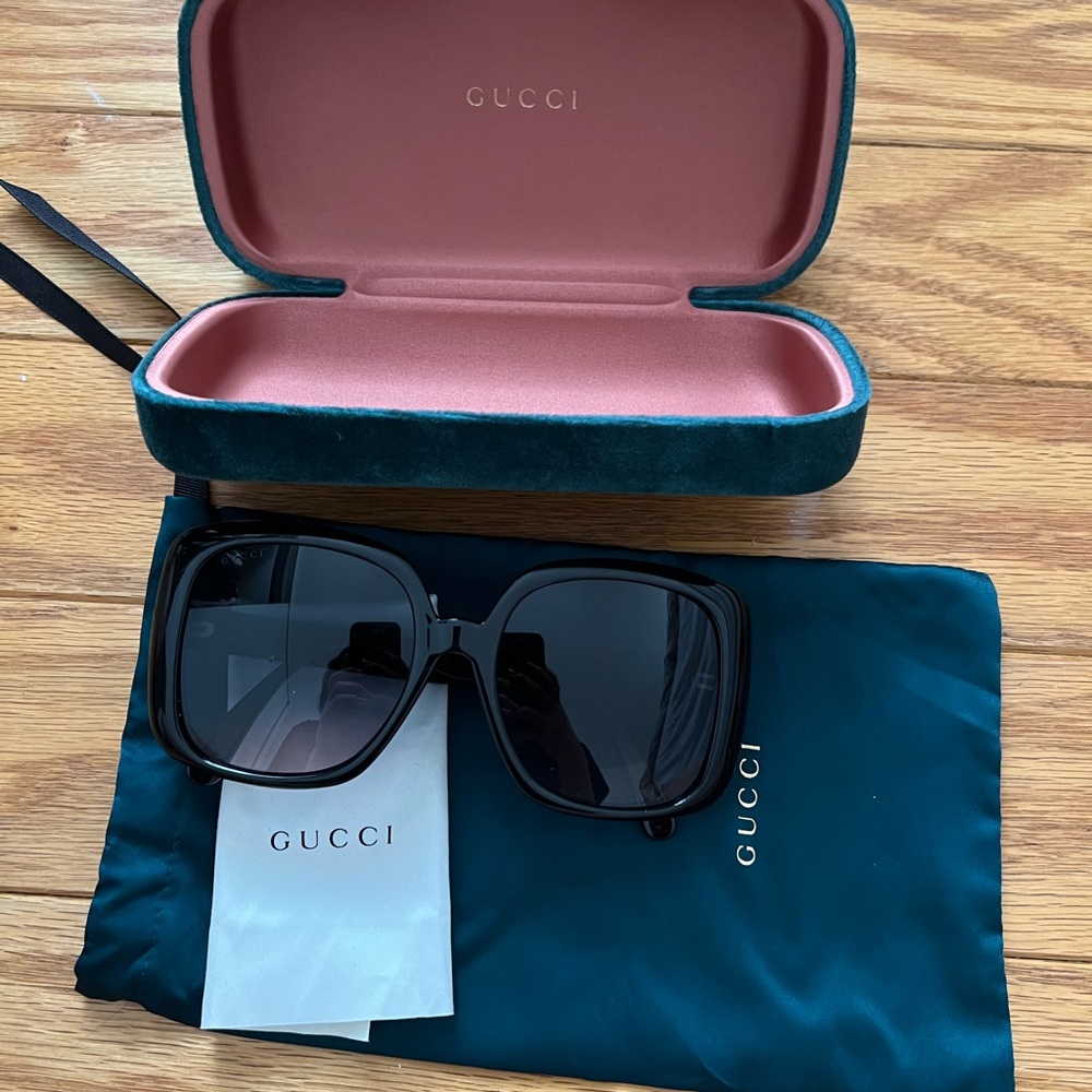GUCCI OVERSIZED SUNGLASSES